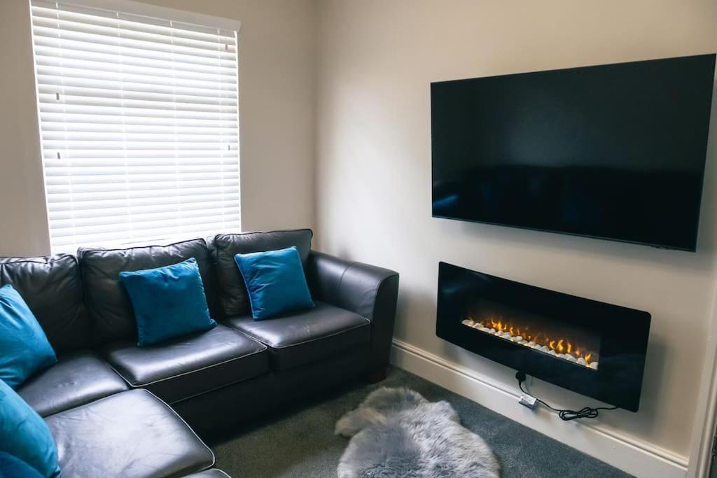 4 Bedroom - Sleep 9 Home In Cheadle Staffordshire - Alton Towers Polar Express Dimmingsdale Peak District Trentham Gardens Water World מראה חיצוני תמונה