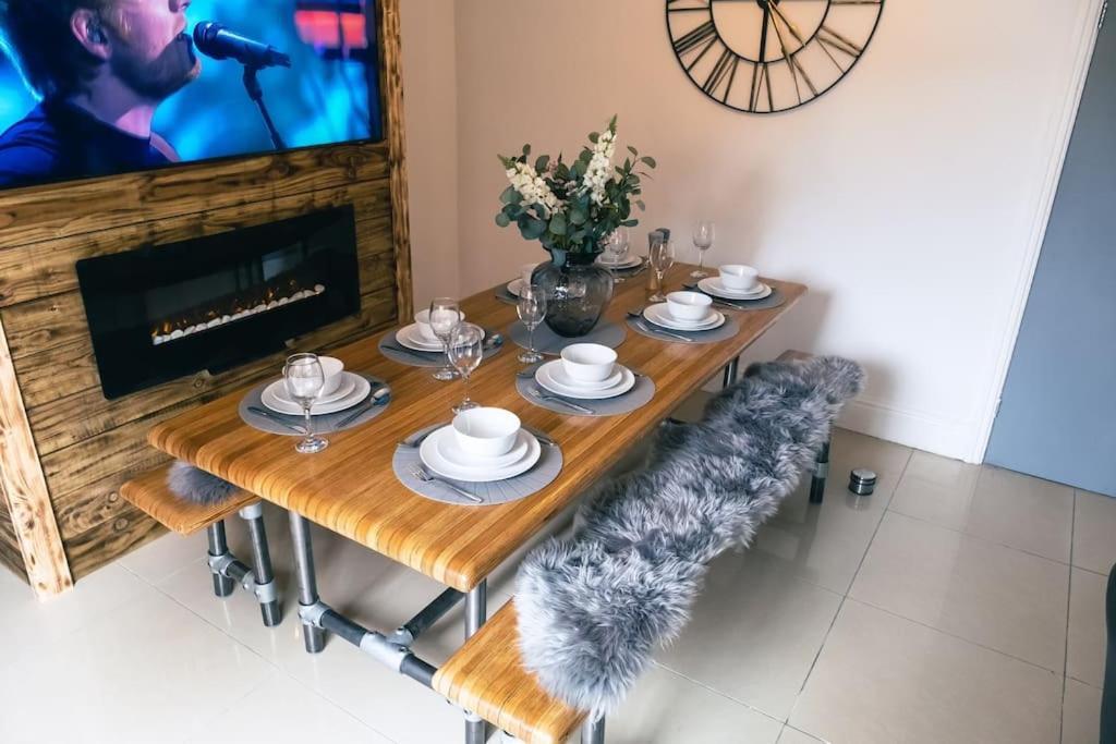 4 Bedroom - Sleep 9 Home In Cheadle Staffordshire - Alton Towers Polar Express Dimmingsdale Peak District Trentham Gardens Water World מראה חיצוני תמונה